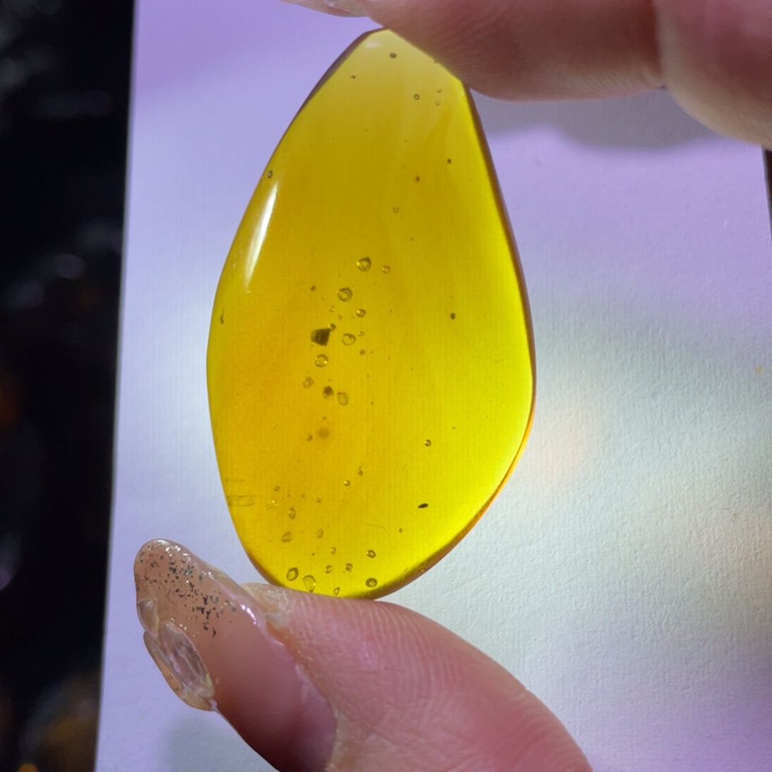 琥珀裸石未镶嵌。