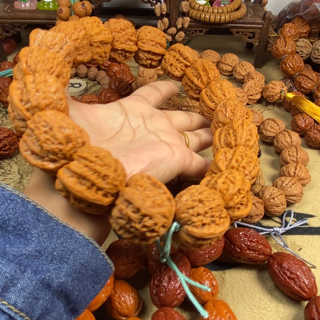 刹***华吊坠文玩核桃白狮子手持文玩核桃