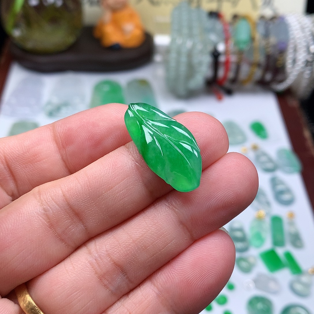 翡翠裸石缅甸天然A货翡翠阳绿叶子