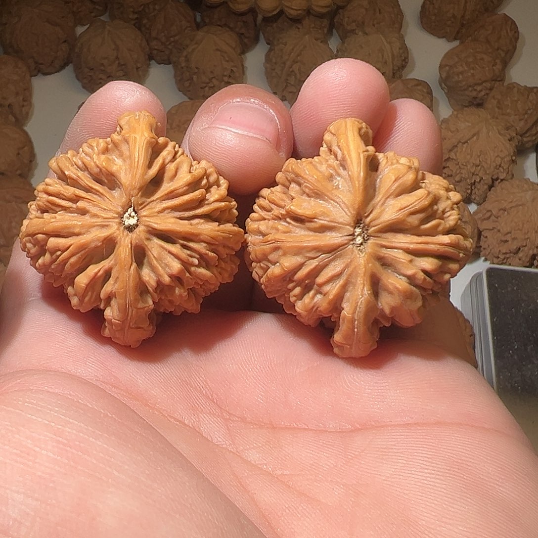 拿***人吊坠猴头核桃文玩