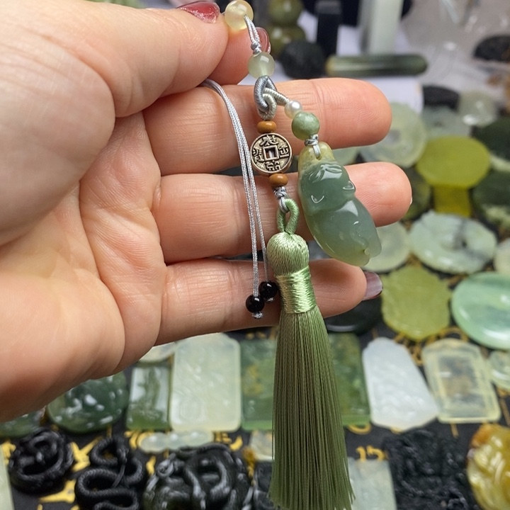 蛇纹石玉颈饰合金