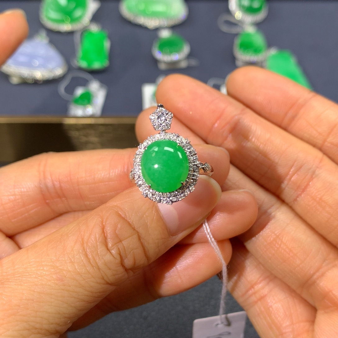 翡翠戒指18K金镶嵌徐*糖翡翠