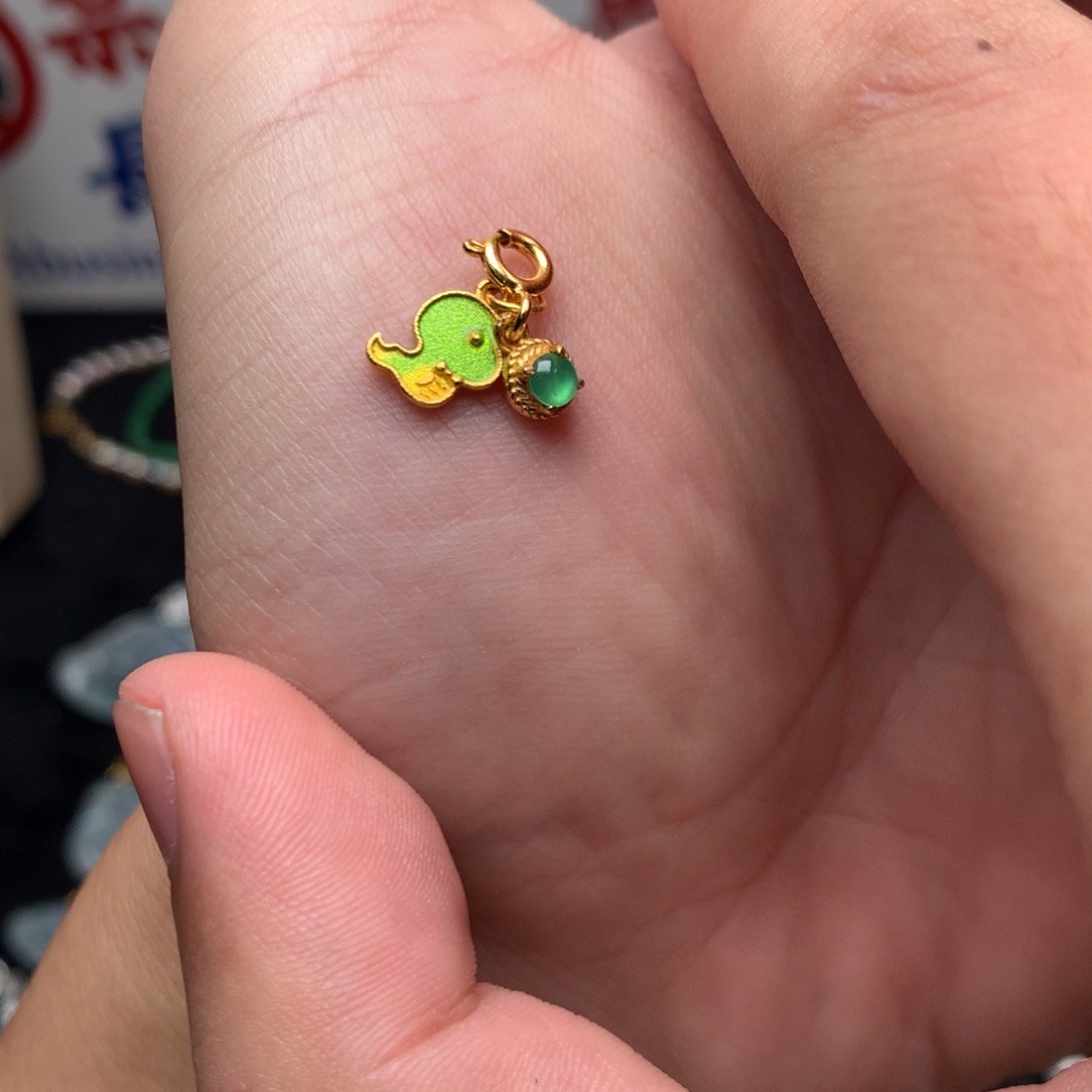 翡翠未镶嵌颈饰你是