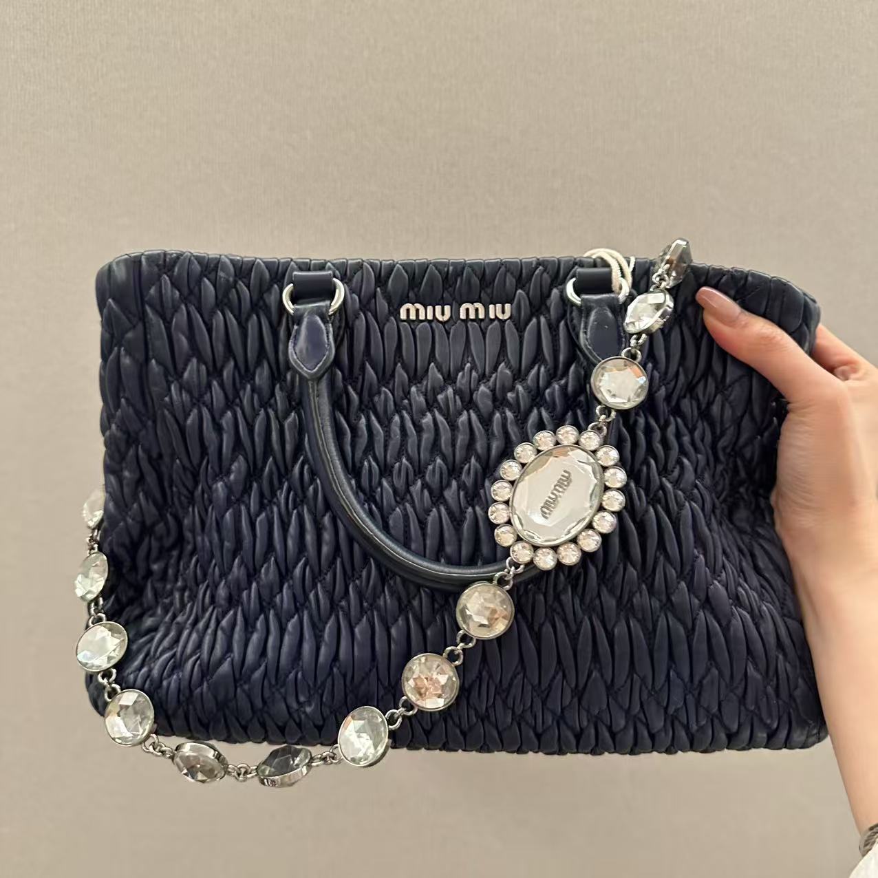 95新 MIU MIU/缪缪 缪缪 黑色褶皱水钻 /二奢包包
