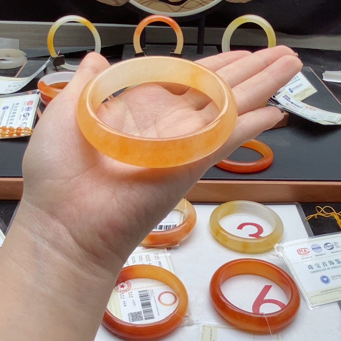 未镶嵌石英质玉（黄龙玉）手镯
