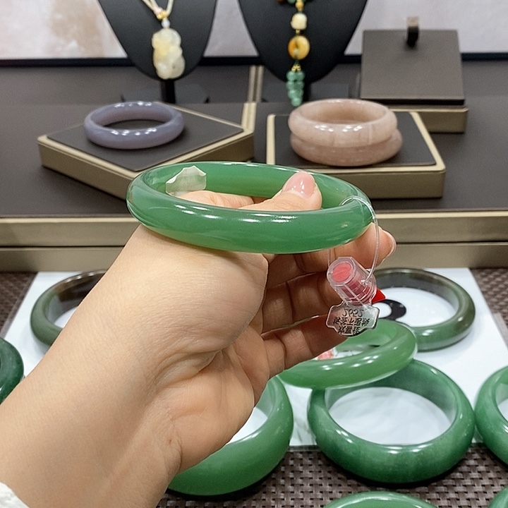 东陵石颈饰未镶嵌老***常