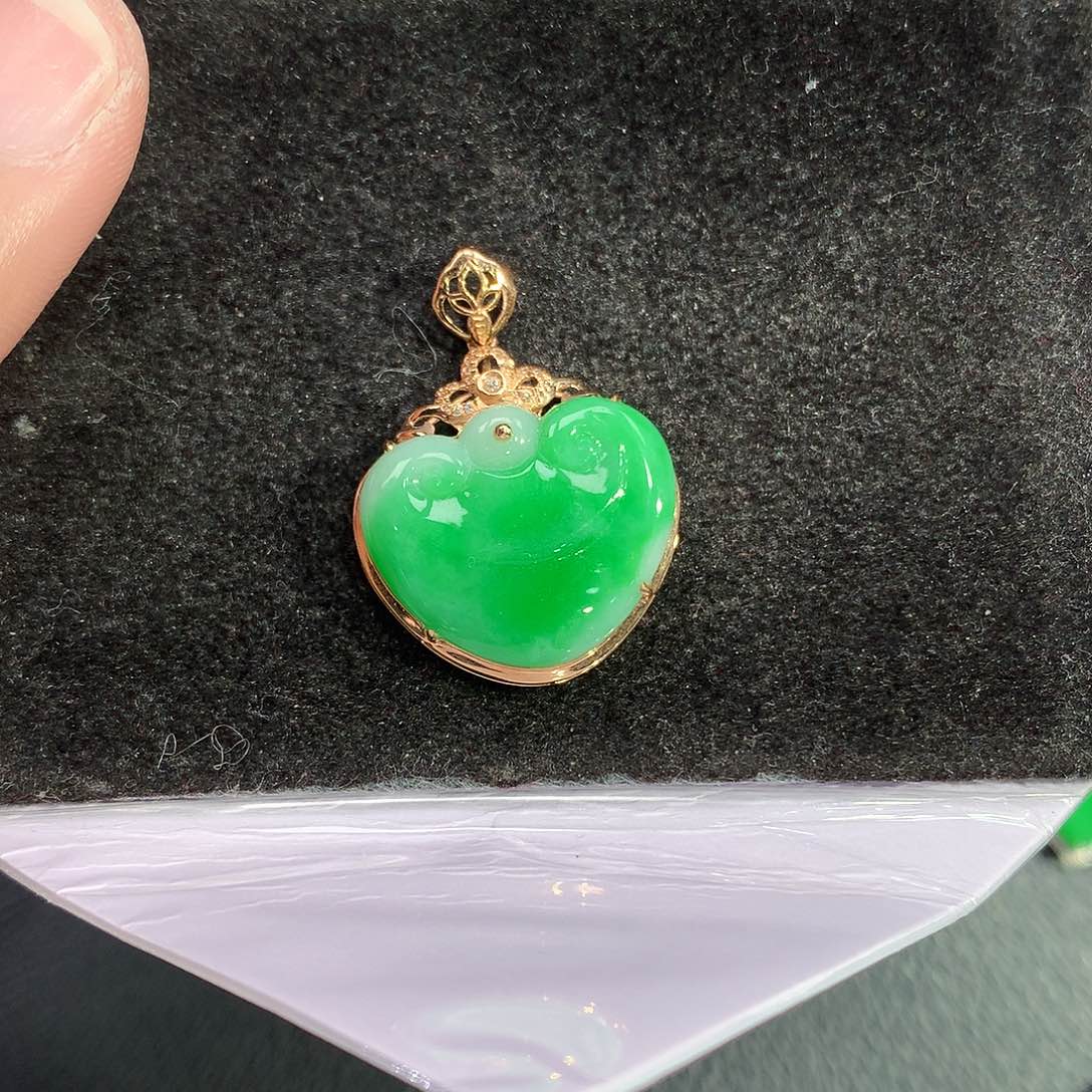 翡翠吊坠(赠链)18K金镶嵌