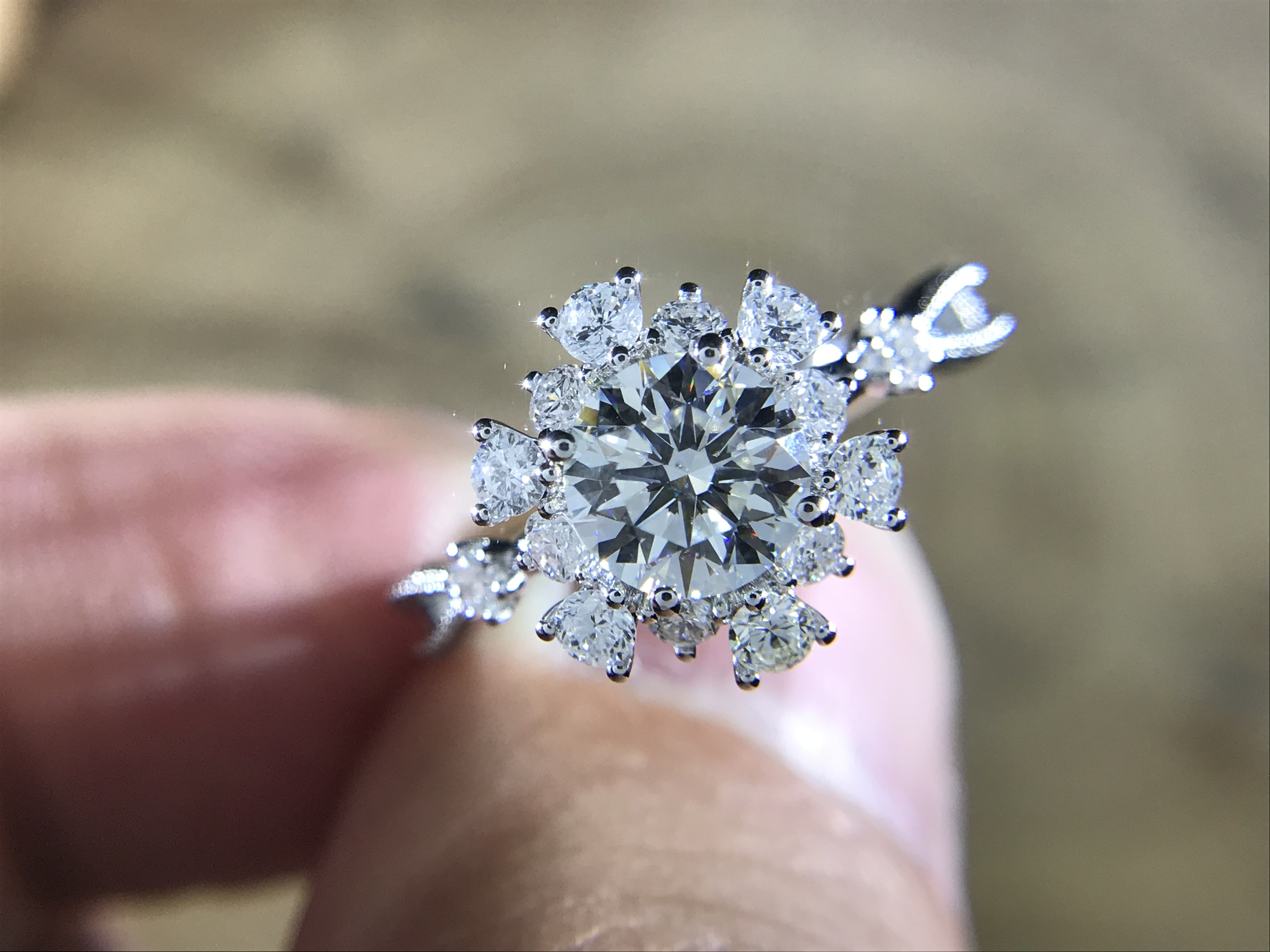 GIA证书0.90克拉J SI1 3EX NONE圆形钻石戒指，设计款式