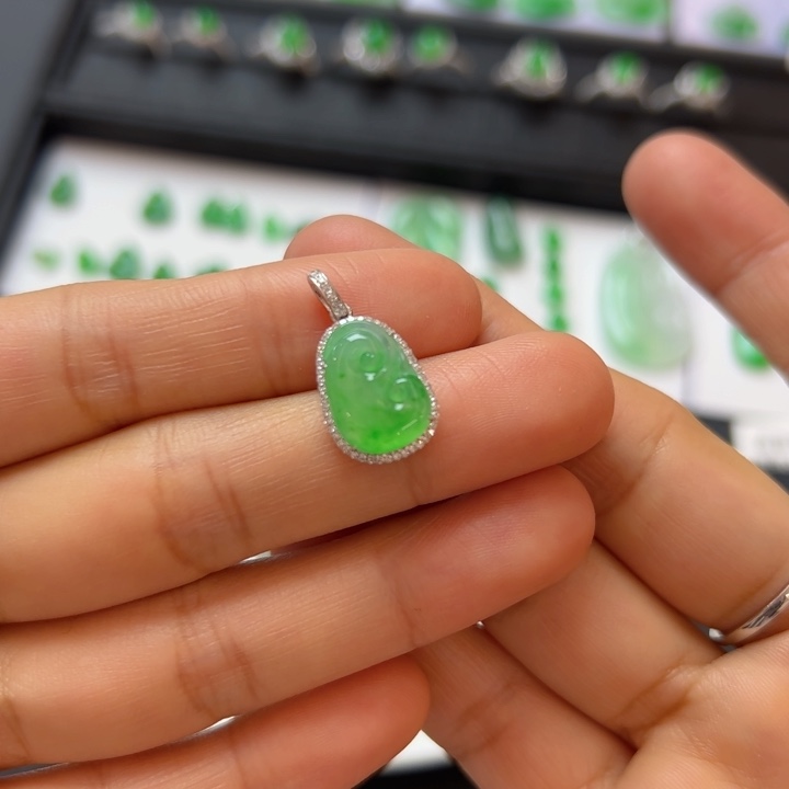 翡翠吊坠(不含链)18K金镶嵌如意