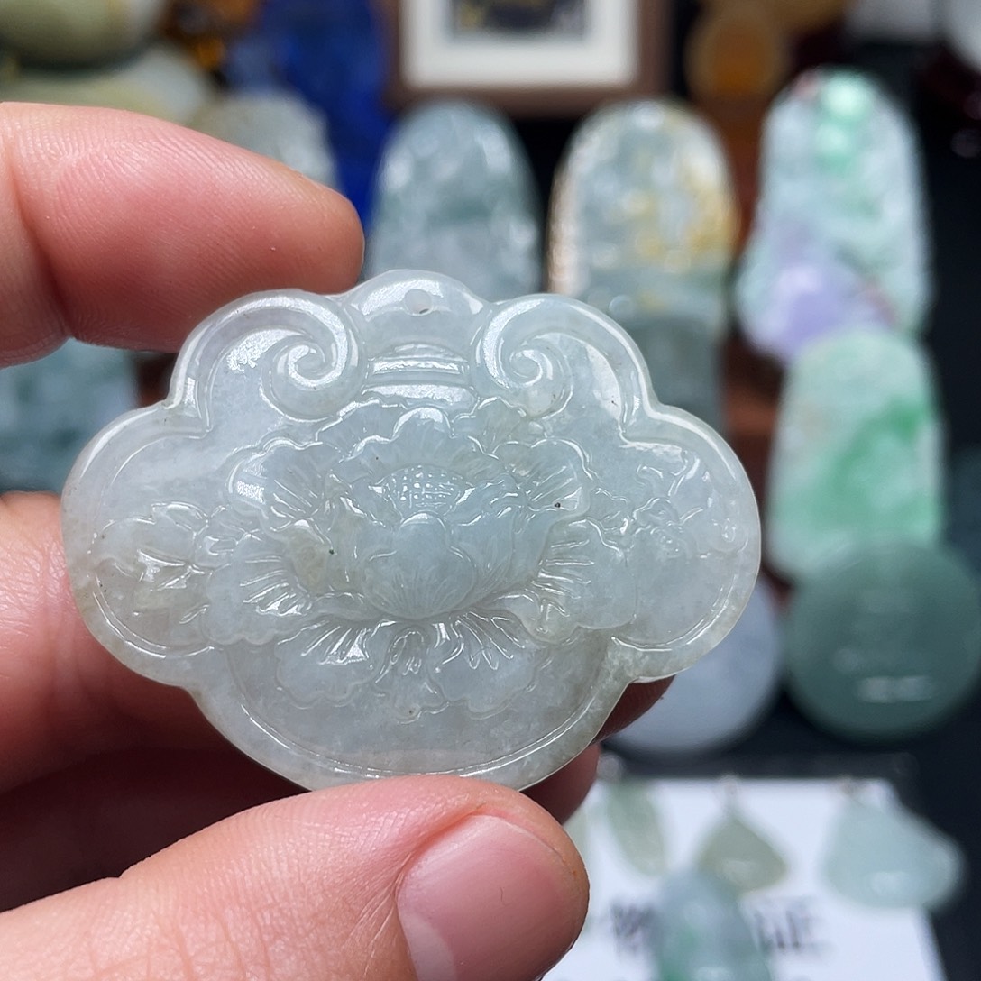 翡翠未镶嵌颈饰牡丹花
