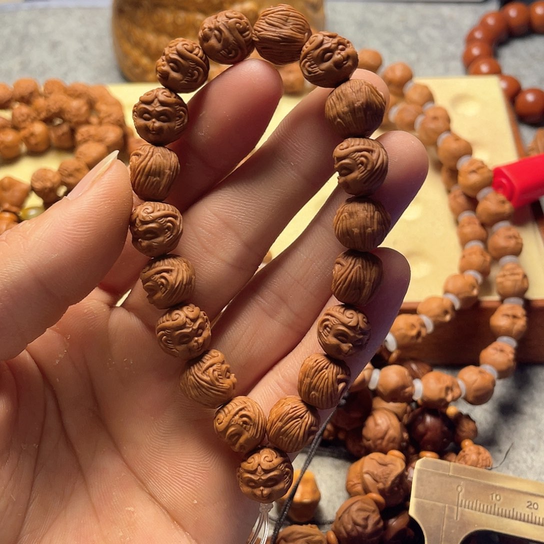 龙纹桃核雕刻孙悟空