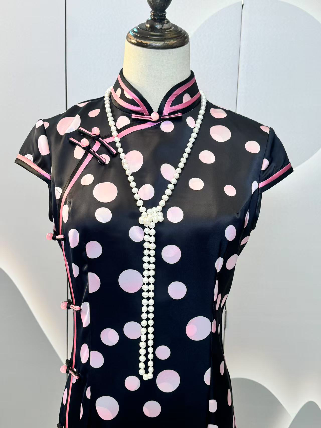 1029-2025夏季新款国风祺袍旗袍女改良黑色粉波点年轻款高级感