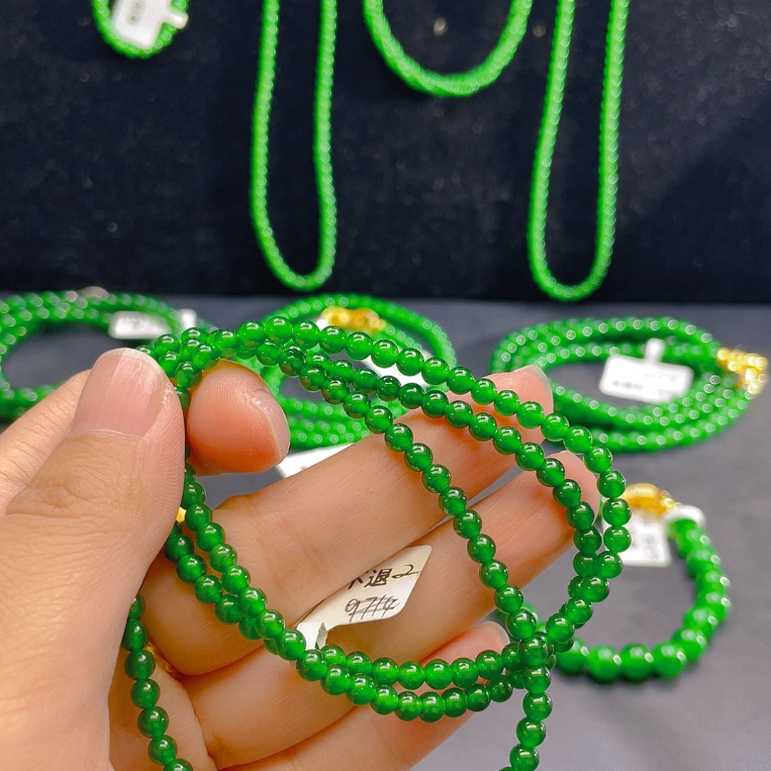 翡翠未镶嵌颈饰    