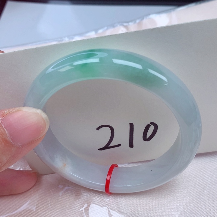 翡翠手镯未镶嵌翡翠