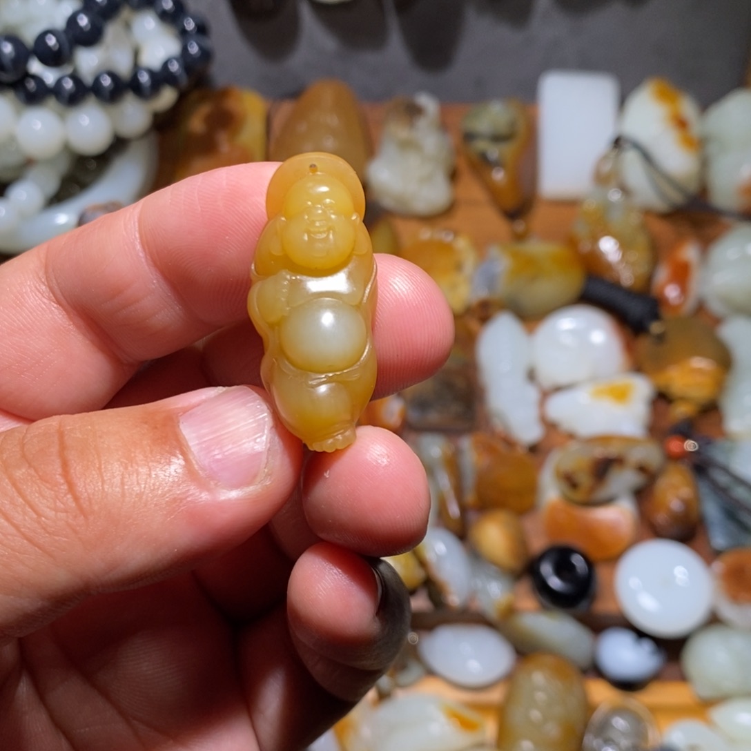 和田玉颈饰未镶嵌同****。