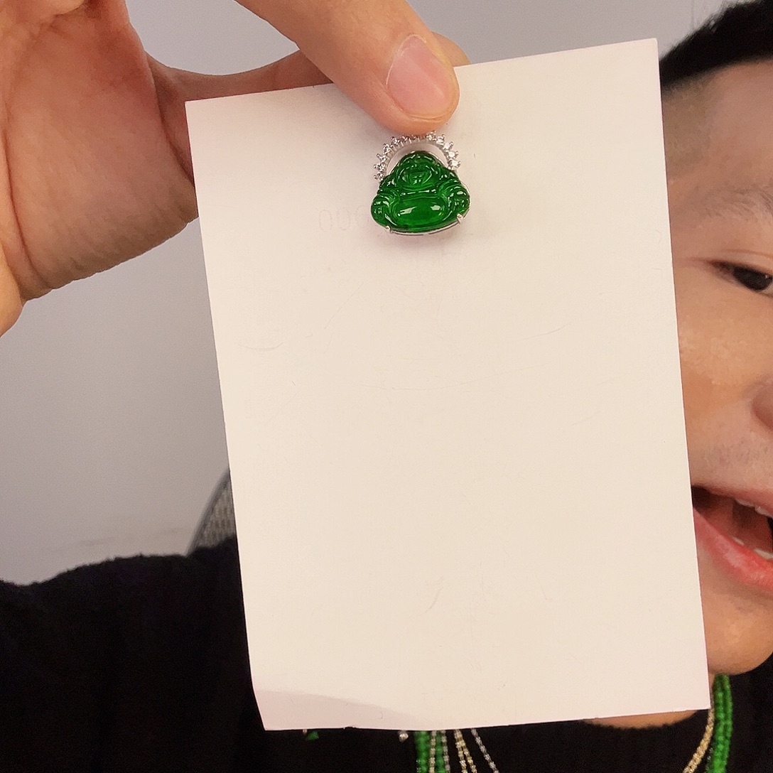 翡翠未镶嵌颈饰一件