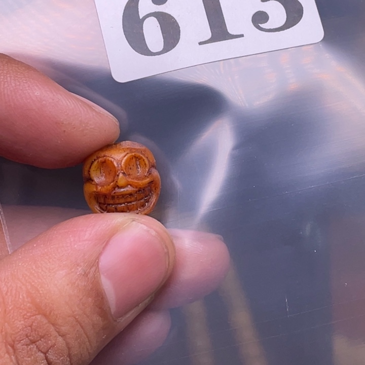 驼骨摆件人工忙着