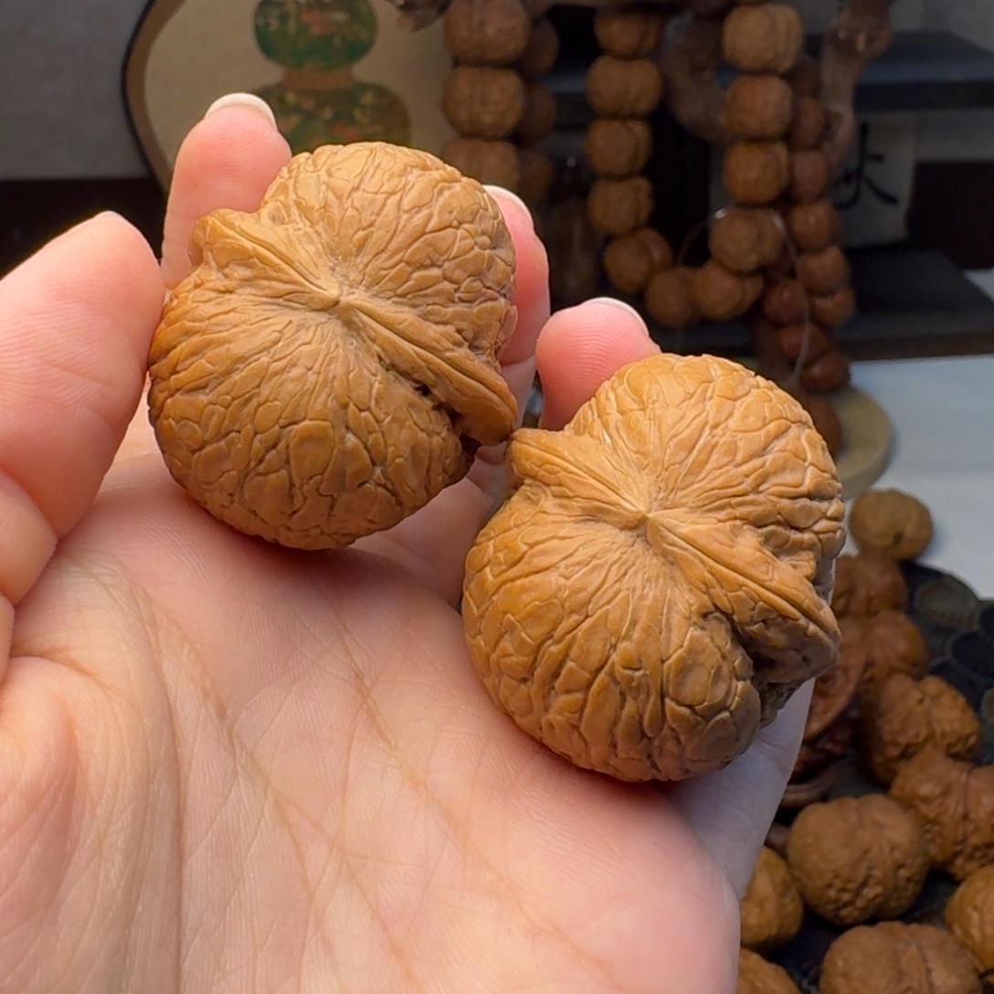 沈***美文玩核桃把件峭壁玉罗汉37.9