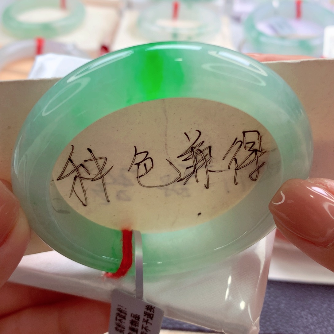翡翠手镯未镶嵌师妹