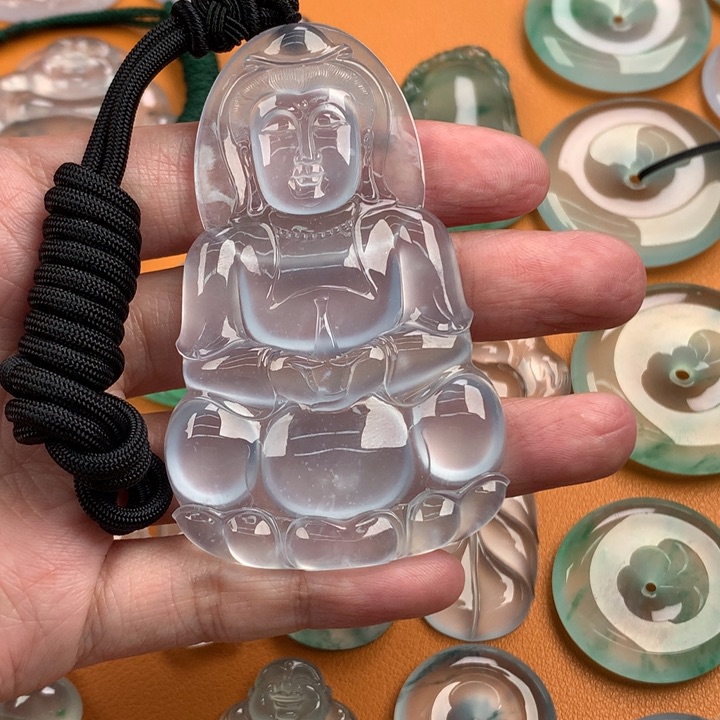 翡翠挂件未镶嵌…..