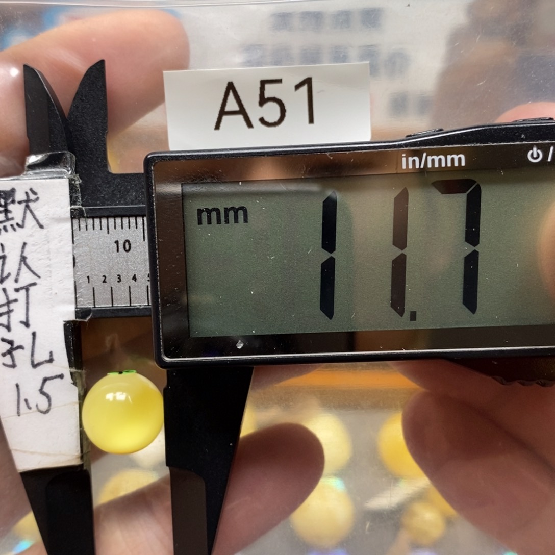 未镶嵌蜜蜡裸石荧光瓷白带红沁，沁色点是红色不是瑕疵