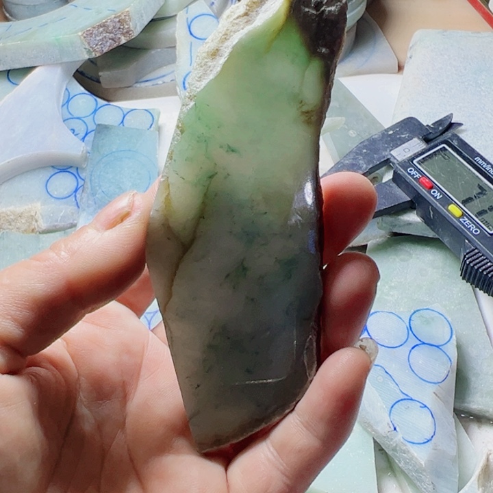 翡翠颈饰未镶嵌鸿*