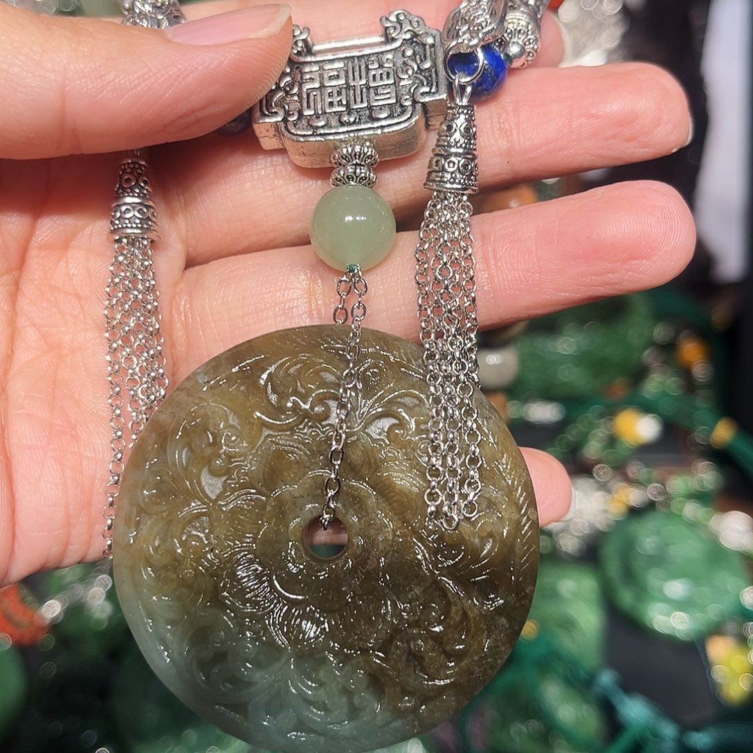 颈饰未镶嵌和田玉（糖玉）