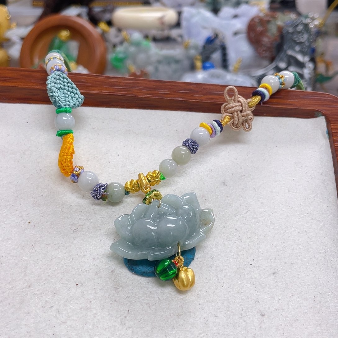 翡翠未镶嵌颈饰荷花吊坠