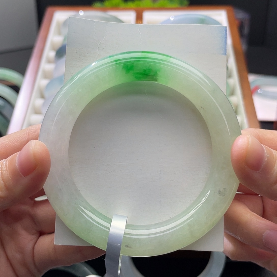 翡翠未镶嵌手镯55冰阳绿有包容