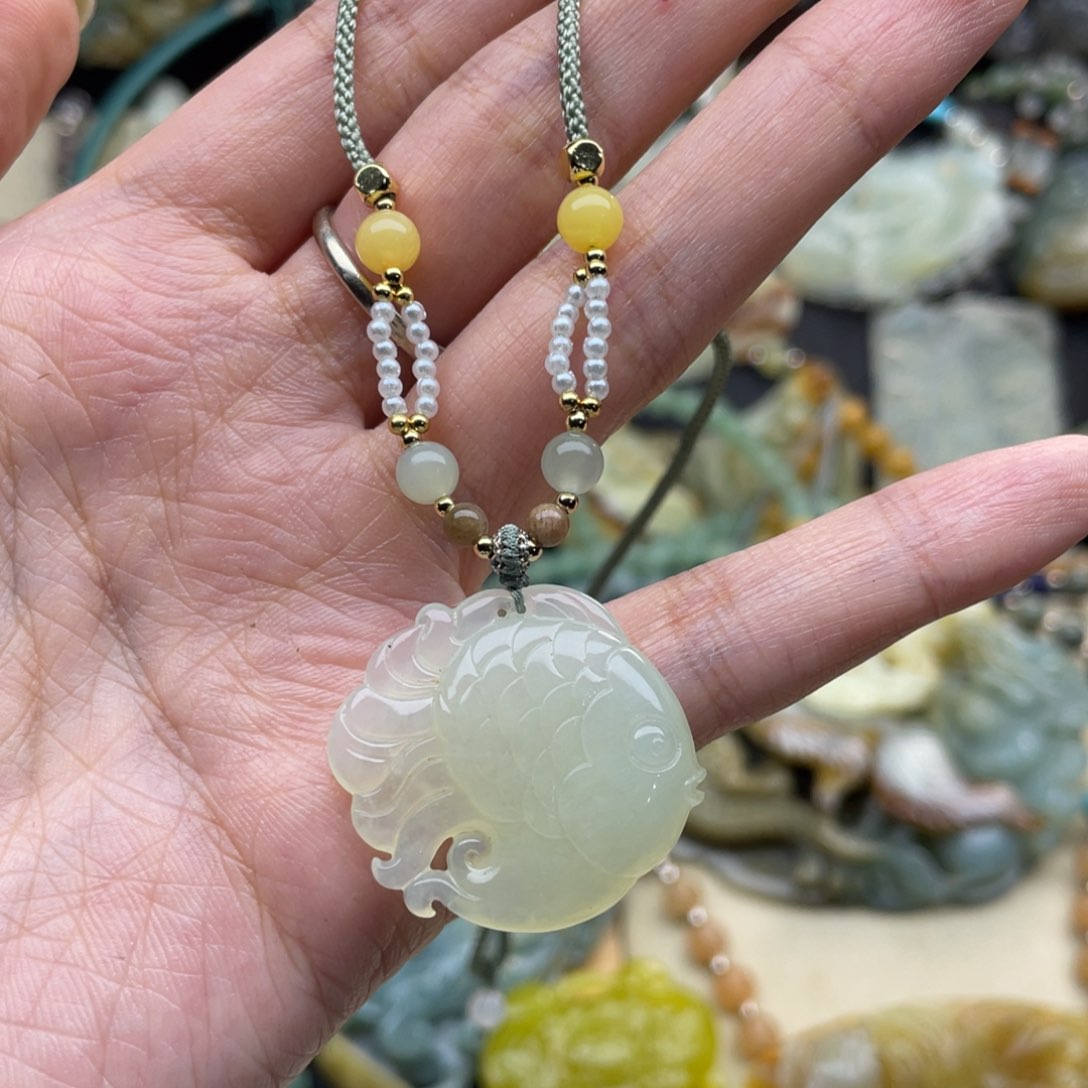 蛇纹石玉颈饰未镶嵌