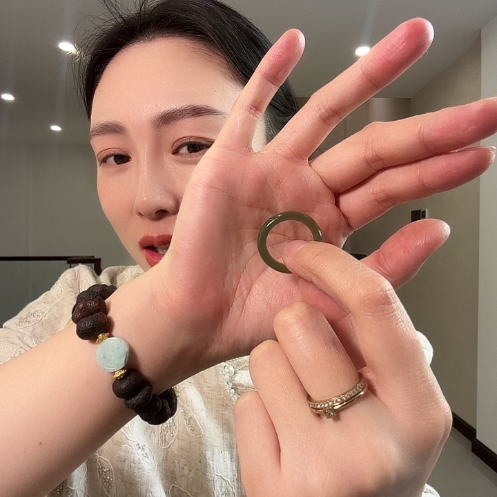 玖***泉蛇纹石玉未镶嵌颈饰