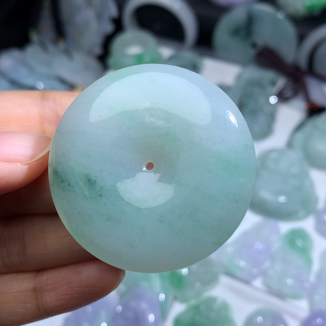 翡翠未镶嵌颈饰1。