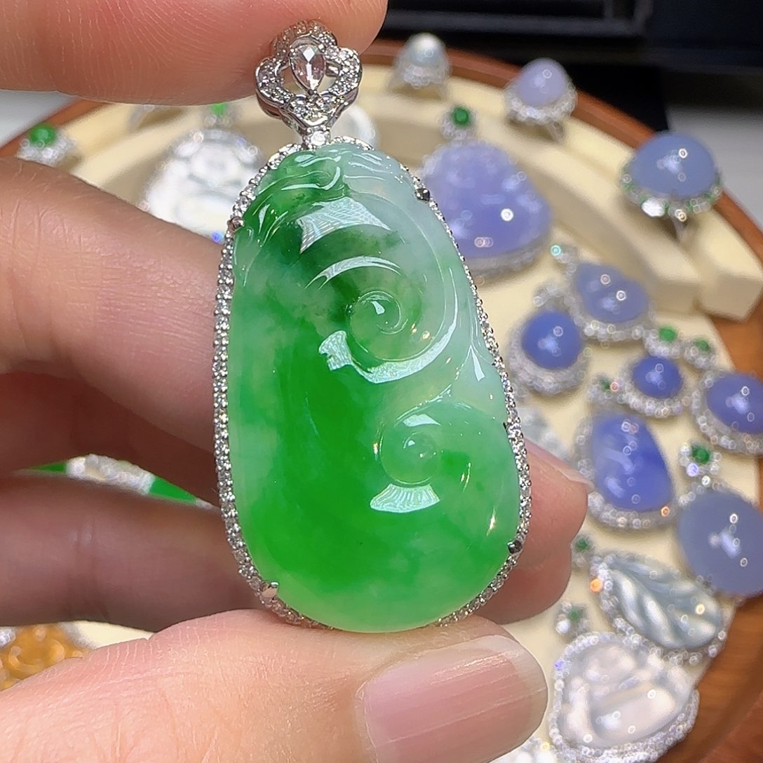 S***l翡翠18K金镶嵌颈饰翡翠18K金镶嵌颈饰