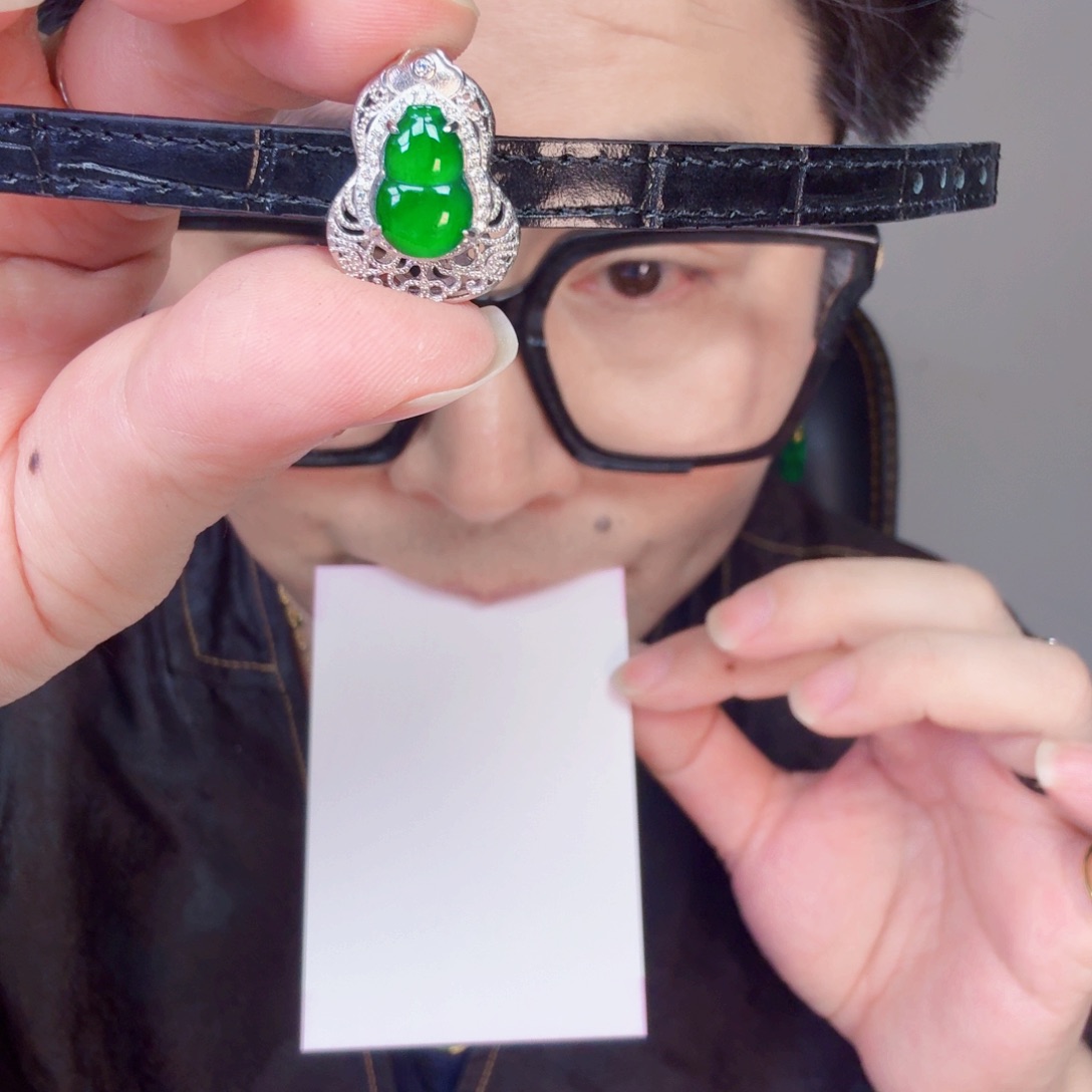 翡翠未镶嵌颈饰一件