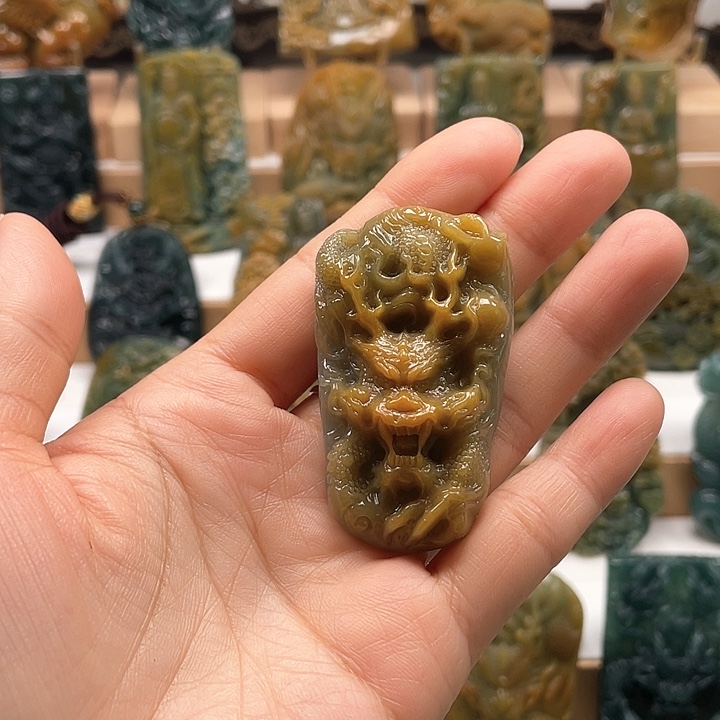 翡翠颈饰未镶嵌天然翡翠A货龙