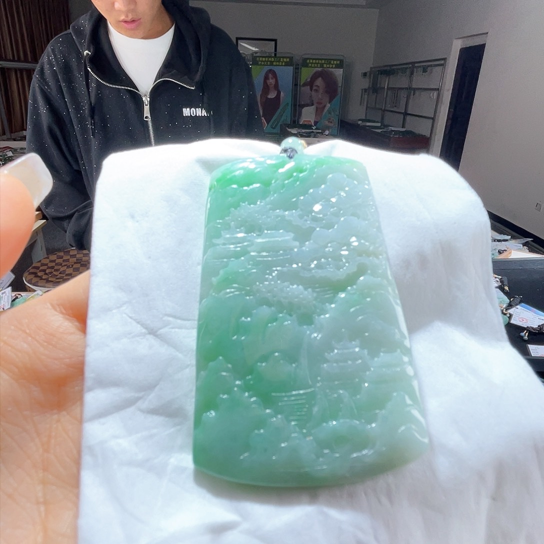 翡翠未镶嵌颈饰一