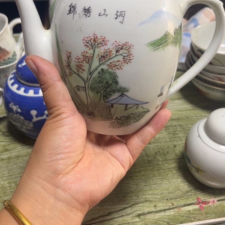 手绘山水茶壶一把