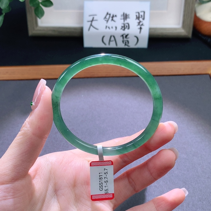 翡翠手镯未镶嵌天然翡翠手镯