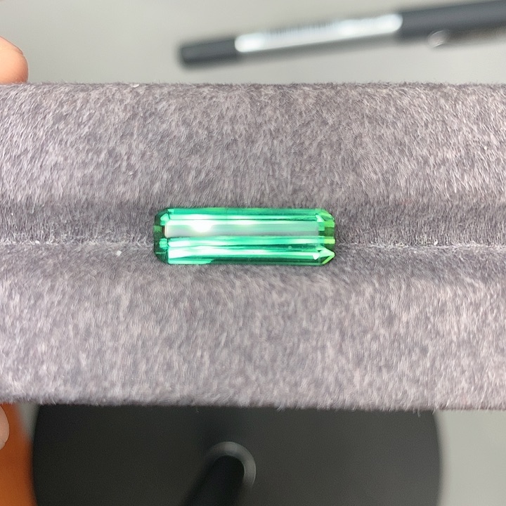 碧玺珠宝奇石未镶嵌电光绿碧玺4.32克拉未镶嵌
