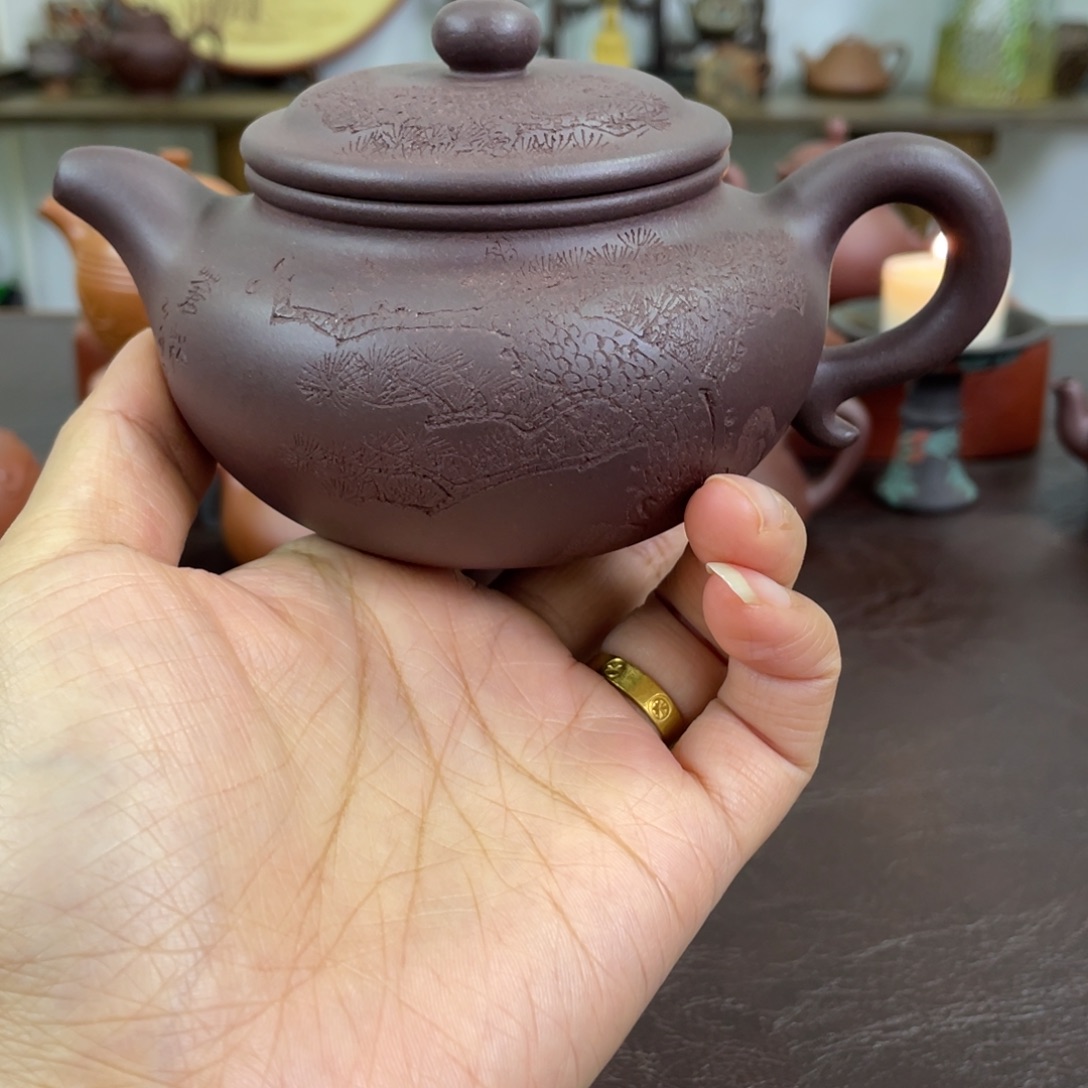 浮***面紫砂茶壶仿古。                