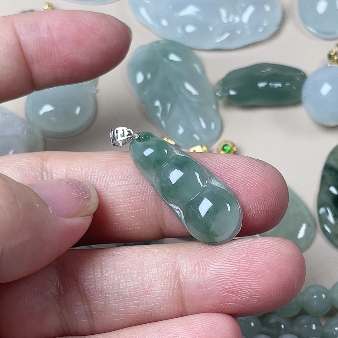 翡翠18K金镶嵌颈饰叶子