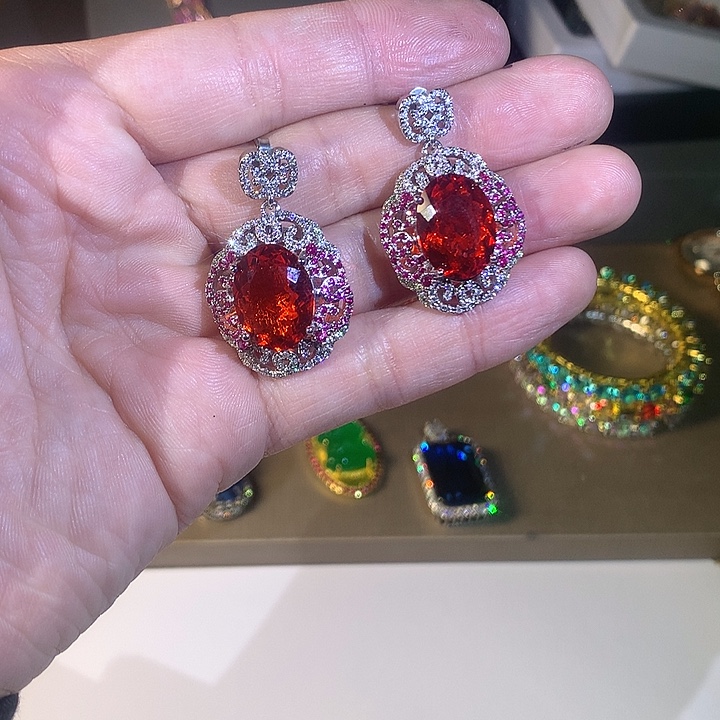 非金属93耳钉。        