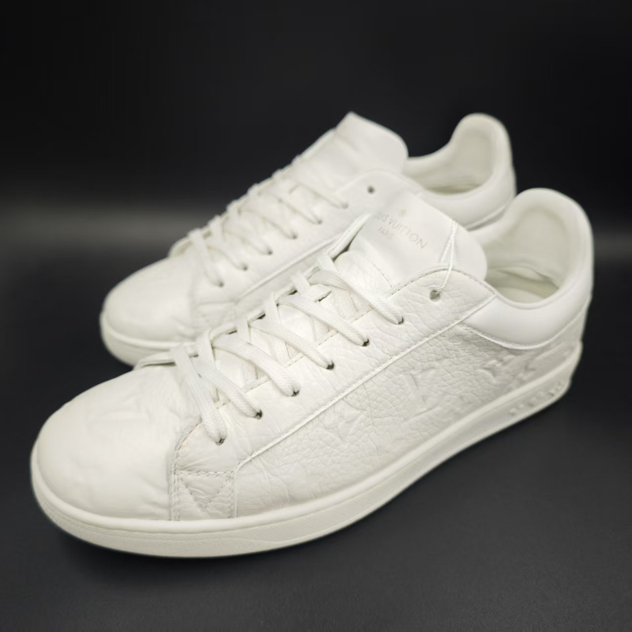 95新 LouisVuitton/路易威登 白色经典浮雕板鞋41欧码 cat864
