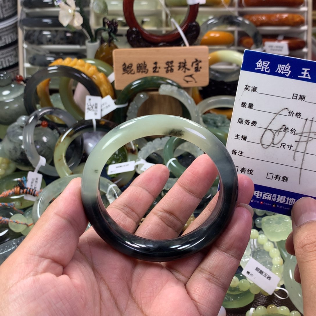 蛇纹石玉手镯未镶嵌