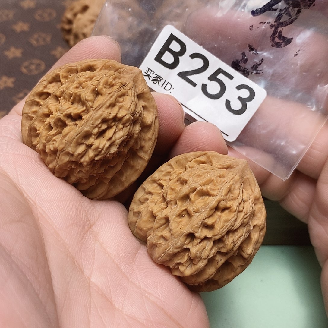 陈***峰文玩核桃把件虎头。   
