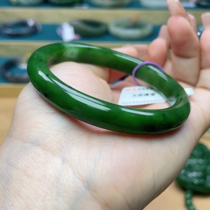 和田玉手镯59圈口。编号55未镶嵌