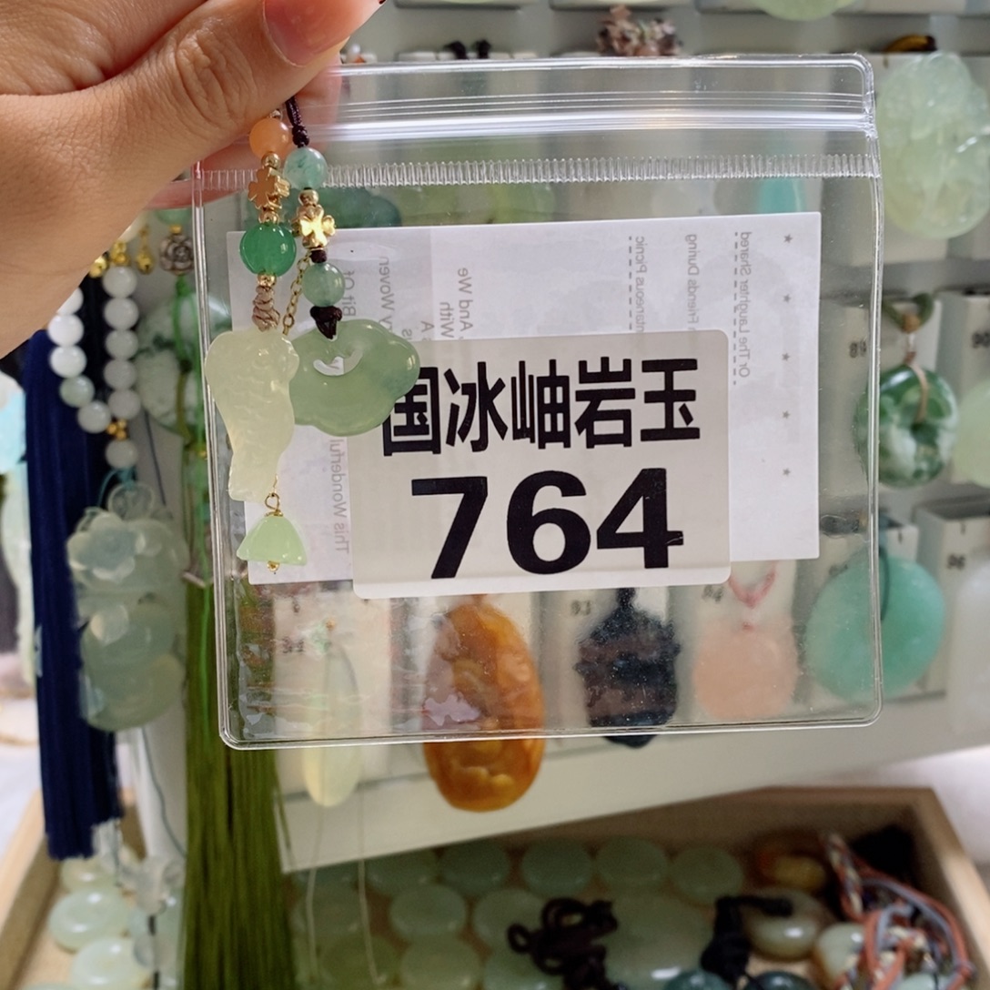 好***伴蛇纹石玉未镶嵌颈饰