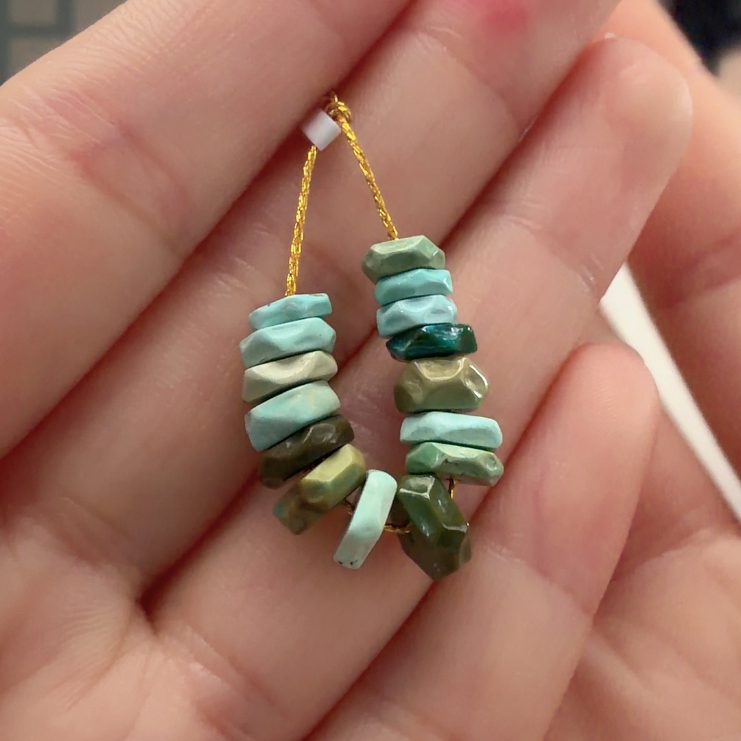 绿松石未镶嵌颈饰