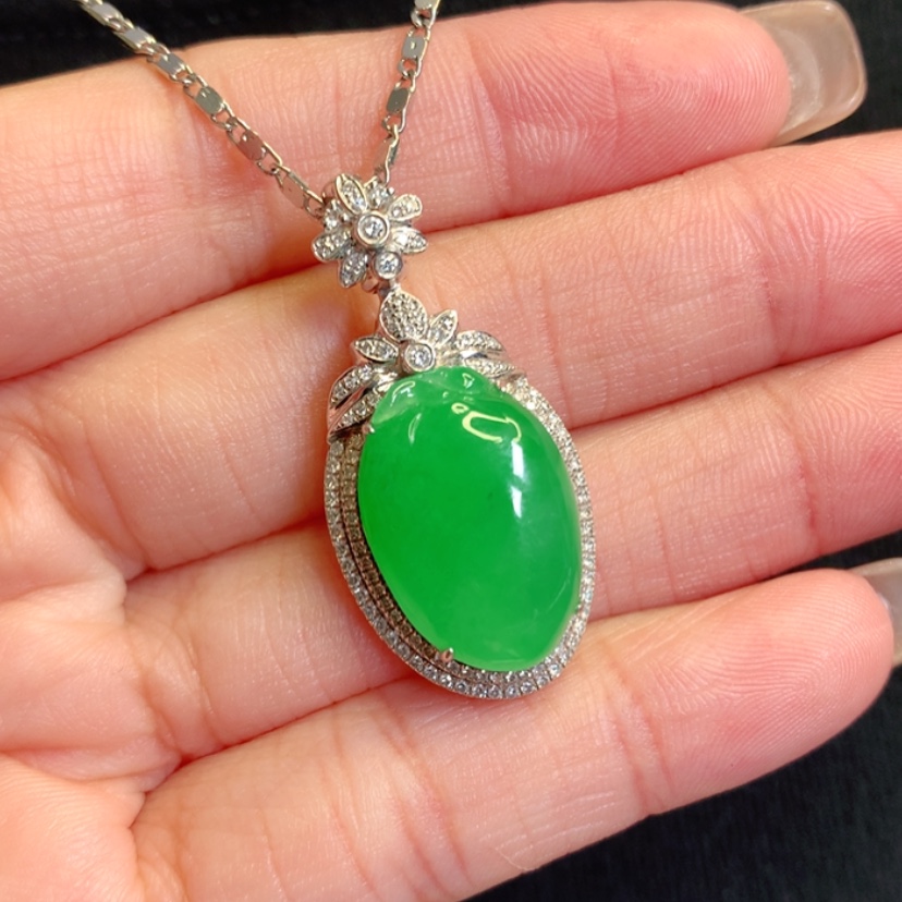 【闪购商品】颈饰18K金镶嵌翡翠寿桃