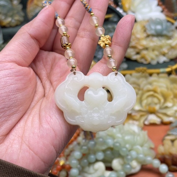 蛇纹石玉吊坠合金